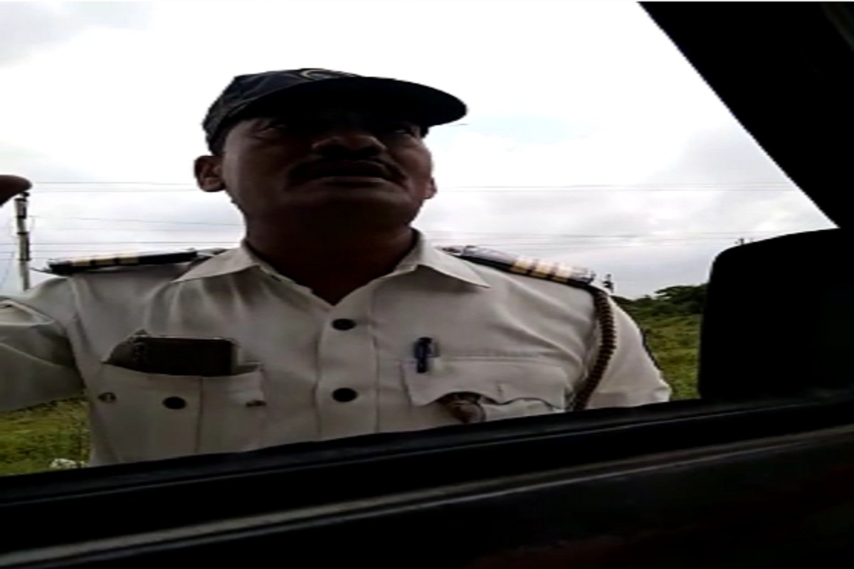 महामार्गावर वाहतूक पोलिसाची हप्तेगिरी