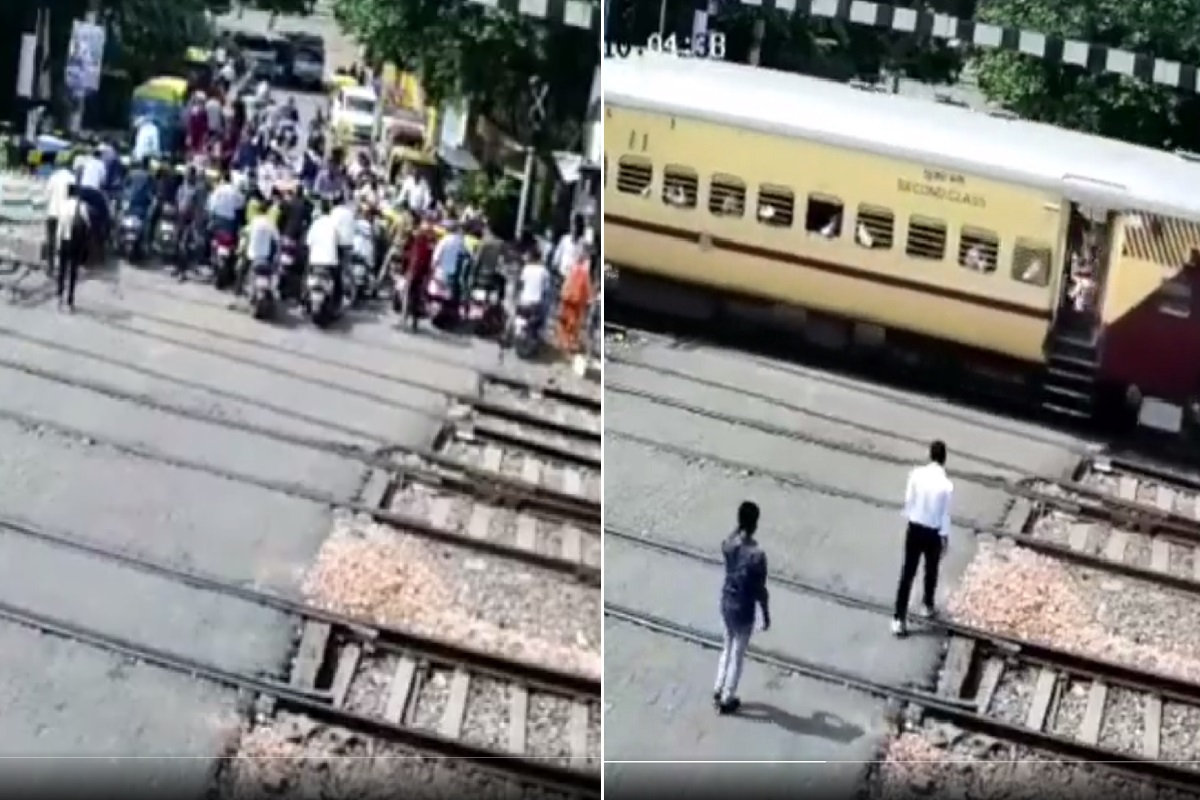 त्याची बाईक रेल्वे ट्रॅकमध्ये अडकली आणि समोरुन ट्रेन आली... घटनेचा थरारक Video व्हायरल