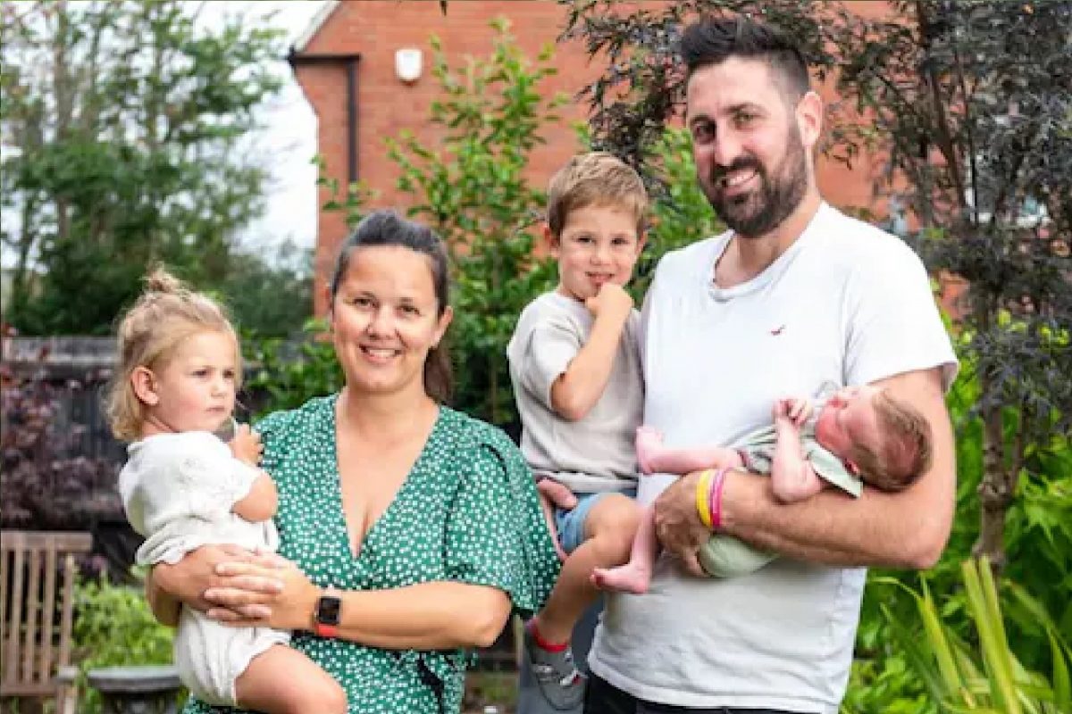 कसं शक्य आहे? महिलेच्या पोटात होती 'तिळी'; पण एकत्र नव्हे तर 2-2 वर्षांनी जन्माला आली