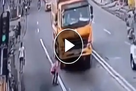 OMG! ट्रकच्या 3 चाकांखाली चिरडला तरी जिवंत राहिला; पाहा Shocking Video