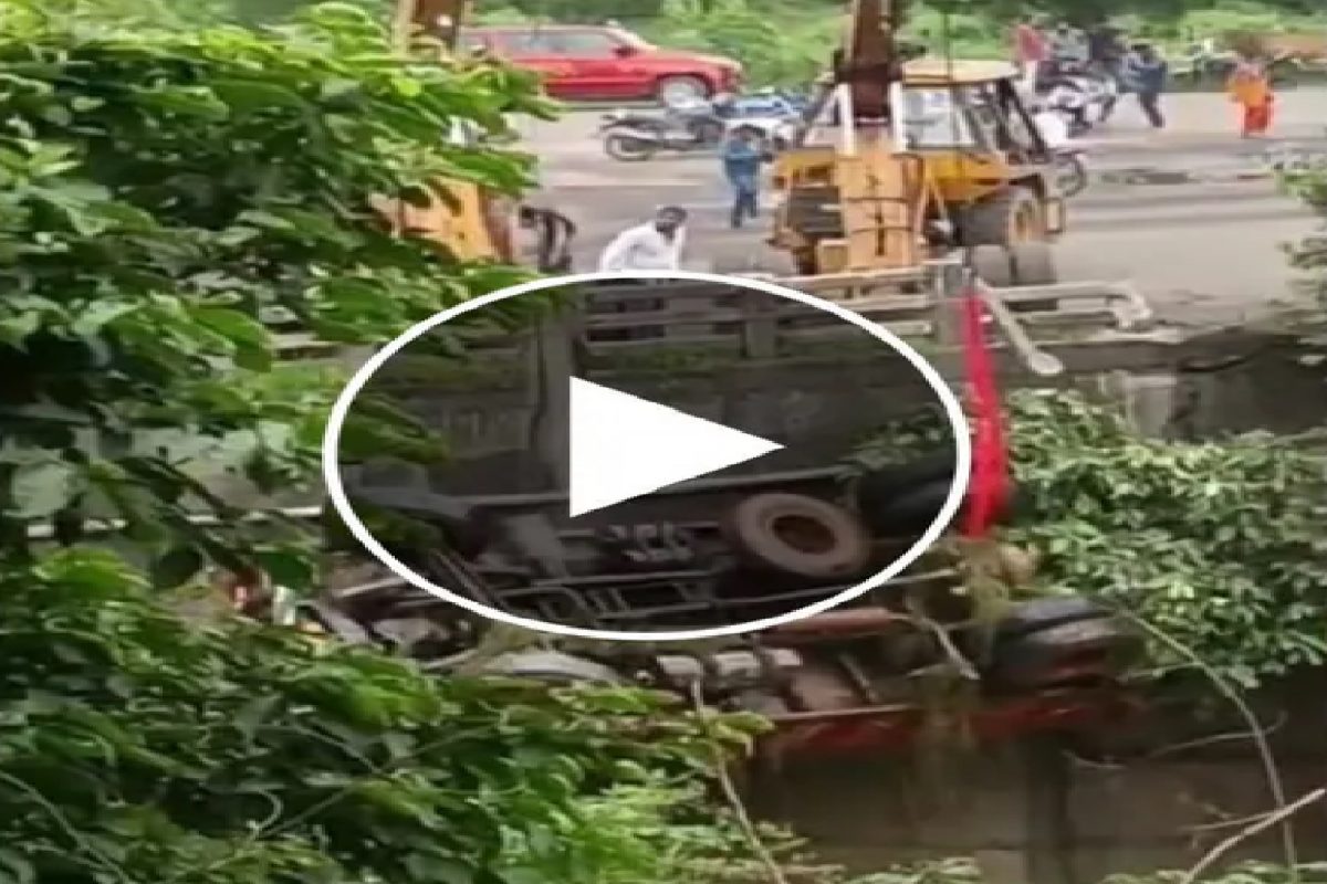 Oh no! ट्रकला वाचवता वाचवता हवेत उडत पाण्यात कोसळली क्रेन; थरकाप उडवणारा VIDEO VIRAL