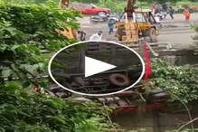 Oh no! ट्रकला वाचवता वाचवता हवेत उडत पाण्यात कोसळली क्रेन; थरकाप उडवणारा VIDEO