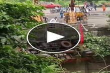 Oh no! ट्रकला वाचवता वाचवता हवेत उडत पाण्यात कोसळली क्रेन; थरकाप उडवणारा VIDEO Oh no! ट्रकला वाचवता वाचवता हवेत उडत पाण्यात कोसळली क्रेन; थरकाप उडवणारा VIDEO
