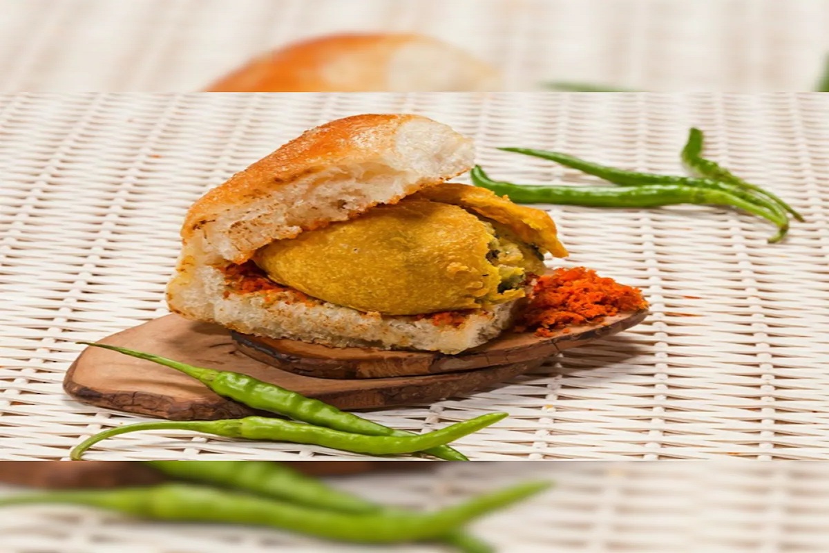 World Vada Pav Day 2022: जागतिक वडापाव दिन, अशा प्रकारे बटाटावडा बनला मुंबईची शान