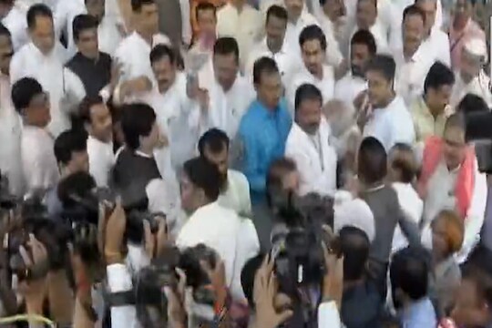 आमदारांनी 'पायरी' सोडली, विधिमंडळाच्या पायऱ्यांवर सत्ताधारी आणि विरोधक भिडले