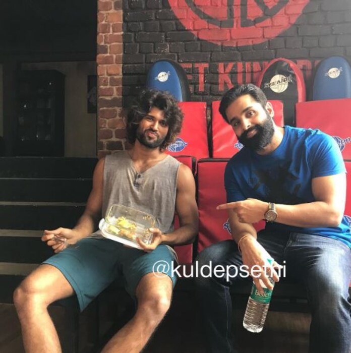 इंडियन एक्सप्रेसला दिलेल्या मुलाखतीमध्ये, विजयचे फिटनेस प्रशिक्षक कुलदीप सेठी यांनी 'लाइगर'साठी विजयचला बॉडी बनवायला किती मेहनत घेतली याविषयी सांगितलं आहे. कुलदीपनं सांगितलं की, विजयला बक्सरचं शरीर बनवायला आणि माईक टायसनसोबतच्या लढाईच्या सीक्वेन्समध्ये त्याच्या बरोबरीनं दिसण्यासाठी खूप मेहनत घ्यावी लागली आणि विजय त्याच्या वर्कआऊटविषयी प्रामाणिकही होता. 