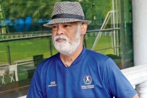विनोद कांबळी आर्थिक अडचणीत असल्याचे समजल्यानंतर अहमदनगरमधील एका मराठी उद्योजकाने विनोद कांबळीला नोकरी देण्याची तयारी दर्शवली आहे. उद्योजक संदीप थोरात यांनी विनोद कांबळीला सह्याद्री उद्योगसमूहाच्या फायनान्स कंपनीमध्ये नोकरीची ऑफर दिली आहे.