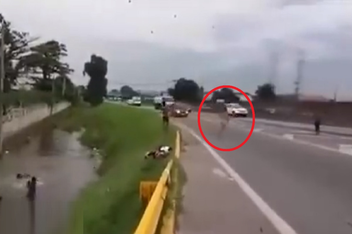 रस्त्याच्याकडेला मस्ती करणं तरुणाला पडलं महागात, धावताना समोरुन आली कार आणि...Video व्हायरल