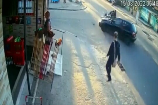 VIDEO: सुस्साट बाईकची कारला जोरदार धडक; तरुण फुटबॉल सारखा हवेत, त्यानंतर जे घडलं...