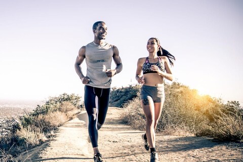 धावणे आरोग्यासाठी खूप फायदेशीर आहे. यामुळे वजन कमी होण्यास मदत होते. आता प्रश्न पडतो की किती किलोमीटर धावणे जास्त फायदेशीर आहे? जाणून घ्या याबद्दल आश्चर्यकारक गोष्टी.