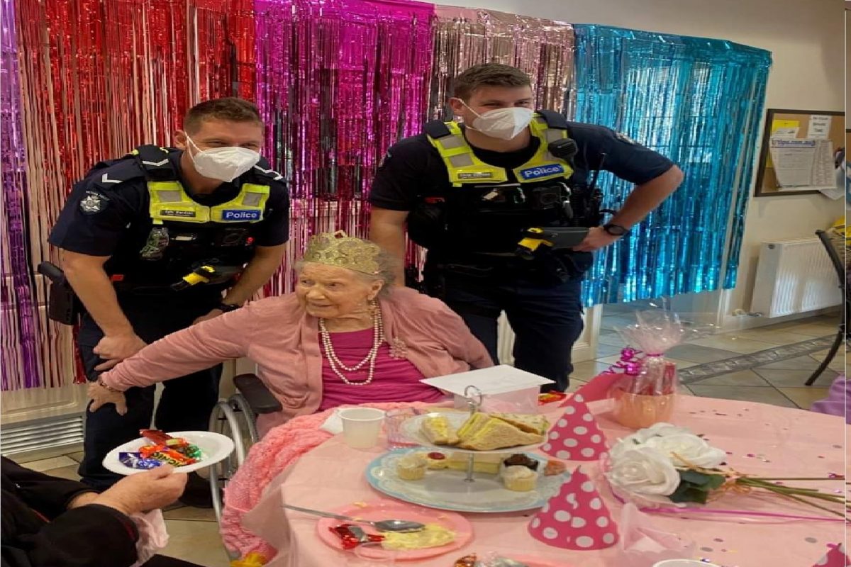 वयाचं शतक गाठताच महिलेला अटक. (फोटो सौजन्य - व्हिक्टोरिया पोलीस फेसबुक)