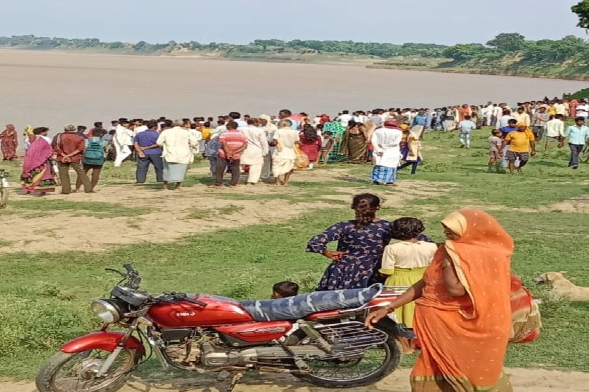 rakshabandhan दिवशी बहिणींवर संकट, राखी बांधायला जाणाऱ्या महिलांची बोट बुडाली, 50 बेपत्ता