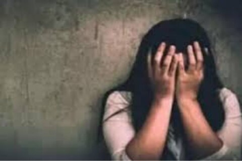 सोमवारी दुपारी ती घरी एकटीच झोपली होती आणि यावेळी घराचे दार उघडे होते. 