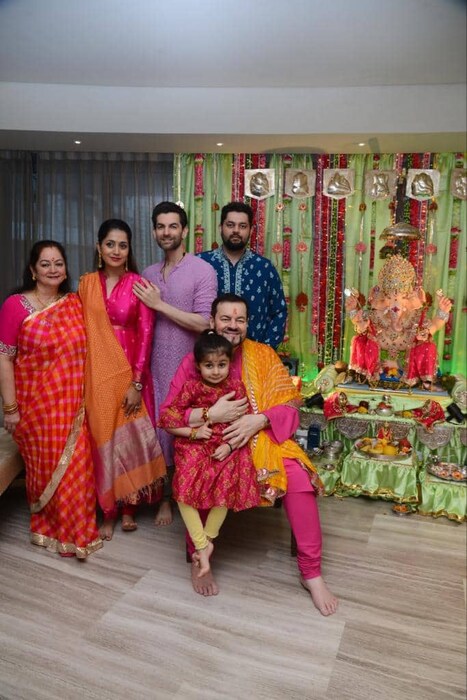  अभिनेता नील नितीन मुकेशने आपल्या घरी गणपती बाप्पाची प्रतिष्ठापना केली आहे. फोटोमध्ये नील नितीन मुकेश त्याच्या कुटुंबासह दिसत आहेत.सर्वांनी पारंपारिक पोशाख परिधान केला आहे. 