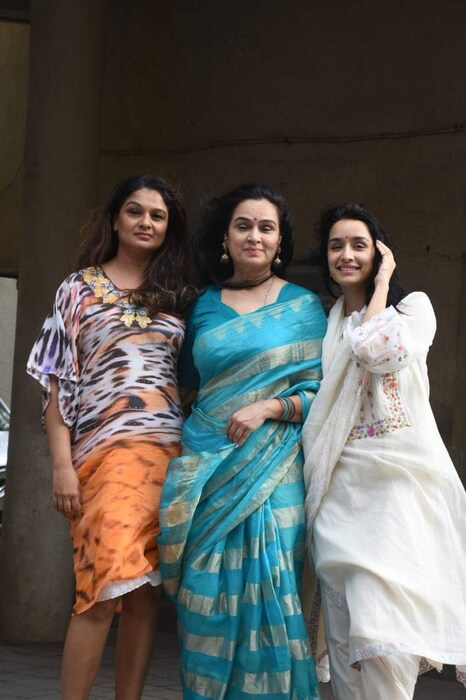 अभिनेत्री श्रद्धा कपूर आपल्या मावशी आणि अभिनेत्री पद्मिनी आणि तेजस्विनी कोल्हापुरे यांच्यासोबत नातेवाईकांच्यात दिसून आली. 