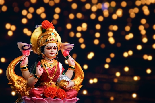 Laxmi Mantra: देवी लक्ष्मीला प्रसन्न करण्यासाठी या मंत्रांचा करा जप, आर्थिक संकटे, अडचणी होतील दूर