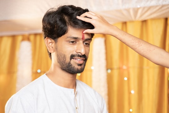 कोणत्या प्रसंगी कोणत्या बोटाने टिळा लावतात; याविषयी फार कमी लोकांना आहे माहिती