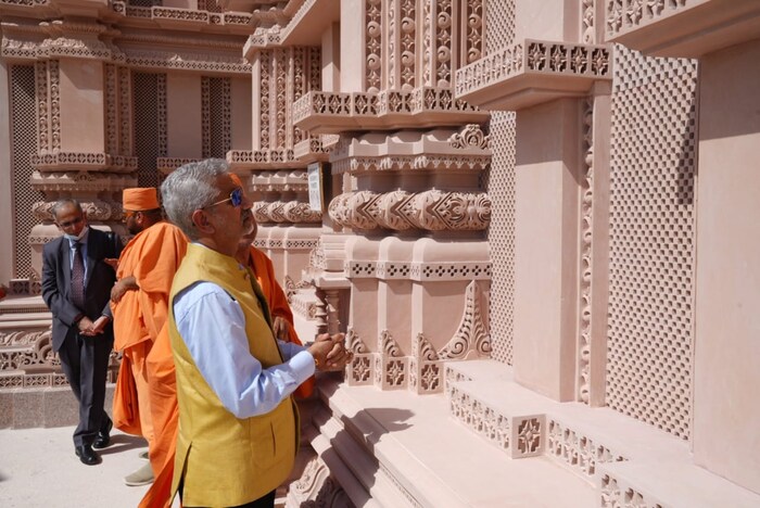 मुस्लीम देश असलेल्या संयुक्त अरम अमिरात म्हणजेच युएईची राजधानी असलेल्या अबू धाबीमध्ये पहिलं हिंदू मंदिर बांधलं जात आहे. या मंदिराची पाहणी करण्यासाठी भारताचे परराष्ट्र मंत्री एस.जयशंकर गेले होते. जयशंकर यांनी याचे काही फोटो शेअर केले आहेत. जयशंकर यांनी मंदिर निर्माण करत असलेली संस्था BAPS ची टीम आणि तिकडे काम करणाऱ्या कामगारांची भेट घेतली आणि त्यांच्याशी बातचित केली. 