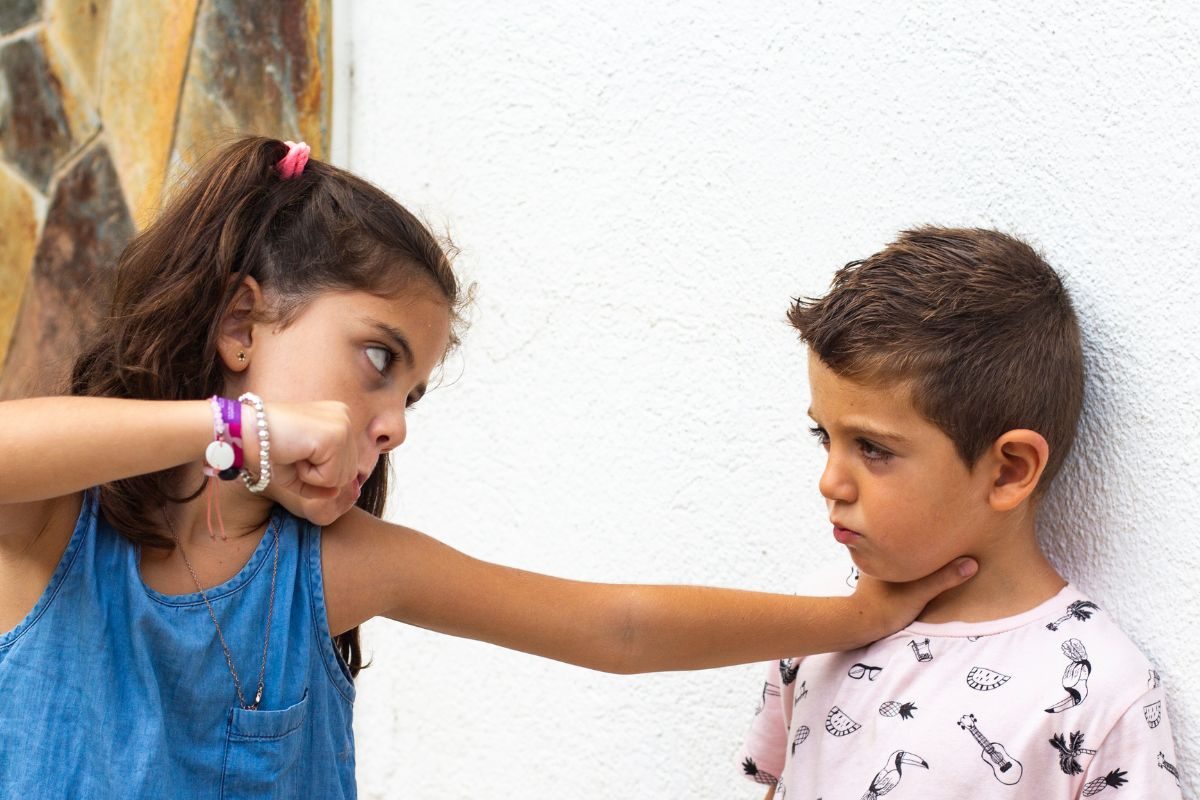 तुमचंही मुल बाहेर इतर मुलांना मारहाण करतंय का? या उपायांनी त्याला बनवा विनम्र