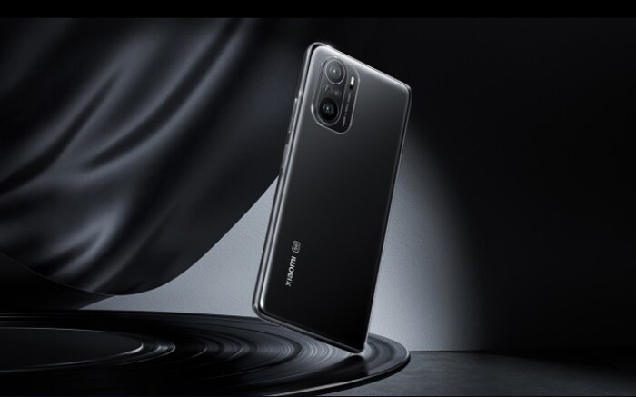 Mi चा हा प्रीमियम फोन Android 11 ऑपरेटिंग सिस्टमवर काम करतो, जो कंपनीच्या स्वतःच्या MIUI 12 ने सुसज्ज आहे. या फोनमध्ये HDR10+ चा सपोर्ट आहे. Mi 11X Pro मध्ये Snapdragon 888 प्रोसेसर, ग्राफिक्ससाठी Adreno 660 GPU, 8 GB RAM आणि 256 GB स्टोरेज आहे.