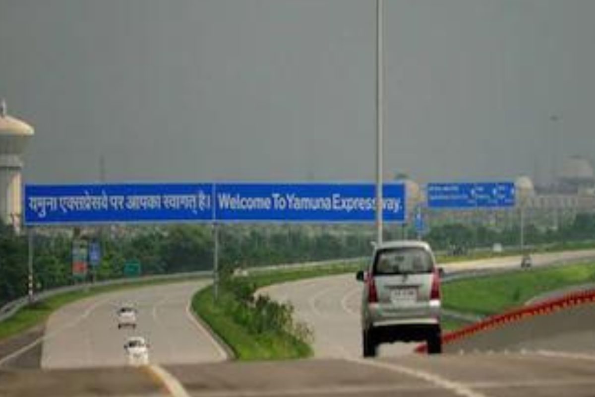 वाहनचालकांसाठी दिलासादायक बातमी, टोलमध्ये होणार बदल; किती भरावा लागणार?