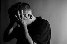 डिप्रेशनमधील मित्र-नातेवाईकांना अशी करा मदत, आत्महत्येचा विचार नाही येणार मनात डिप्रेशनमधील मित्र-नातेवाईकांना अशी करा मदत, आत्महत्येचा विचार नाही येणार मनात