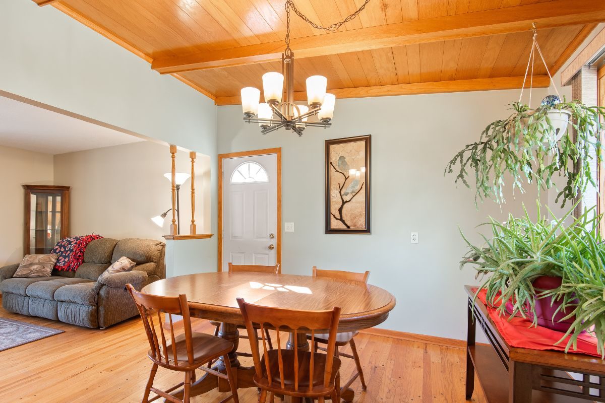 डायनिंग टेबल घरात कोणत्या दिशेला असावे? त्याचे हे वास्तु नियम ध्यानात ठेवा