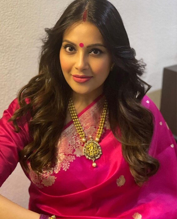  या बेबीशॉवर सोहळ्यात बिपाशा बसू एकदम पारंपरिक अंदाजात दिसून आली. यावेळी तिने गुलाबी रंगाची सिल्क साडी नेसली होती. 