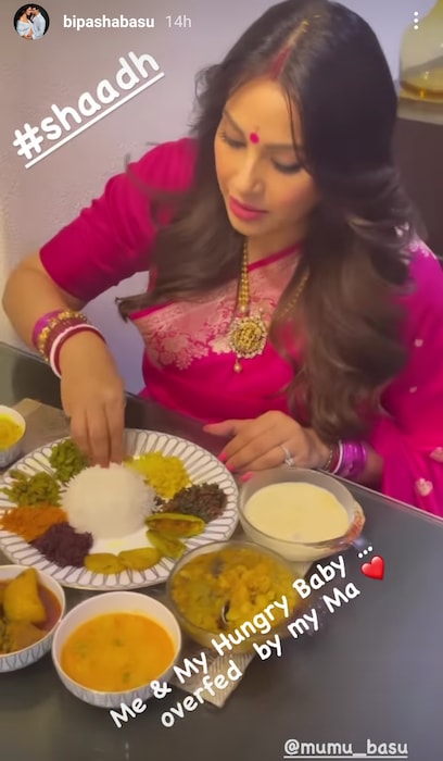 बिपाशा बसूने एक व्हिडिओ पोस्ट करत बंगालीमध्ये लिहलंय, "माझं साध... धन्यवाद आई." बिपाशाची आई ममता बसू आणि सासू दीपा सिंह यांनी तिला ओवाळून कपाळावर टिळा लावल्याचं दिसून येत आहे. 