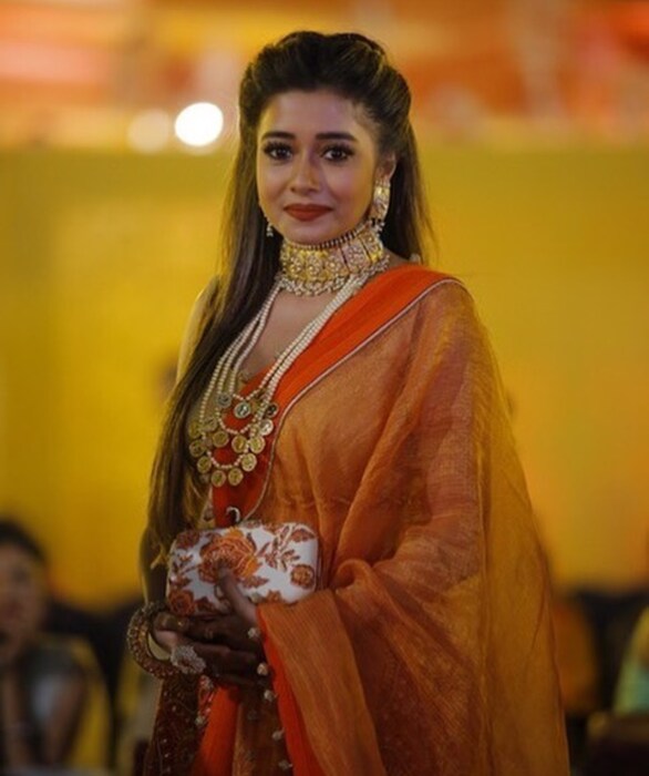  टीना दत्ता 'उतरन' या मालिकेतून घराघरात पोहोचली होती. यामध्ये तिने ईच्छा ही व्यक्तिरेखा साकारली होती. 