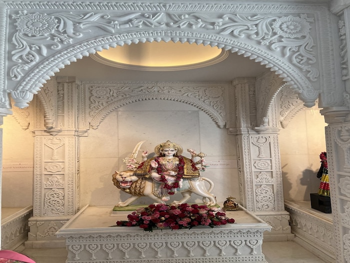 दुबईच्या या मंदिरात जवळपास 16 हिंदू देवी-देवतांच्या मूर्ती आहेत. मंदिर प्रशासनाने त्यांच्या वेबसाईटवर क्यूआर-कोडच्या माध्यमातून बुकिंगला 1 सप्टेंबरपासून सुरूवात केली आणि मंदिराचं अनौपचारिक (सॉफ्ट) उद्घाटन केलं. (फोटो- twitter.com/sameersharmaa)