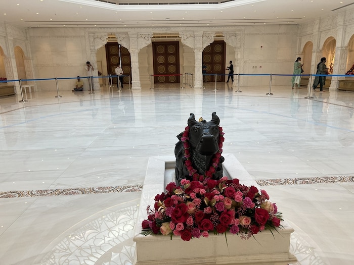 याशिवाय मंदिरातून समोर आलेल्या फोटोंमध्ये भगवान शंकर यांचं वाहन द्वारपाल नंदीची मूर्तीही दिसत आहे. अनेक श्रद्धाळू आपली इच्छा नंदीच्या कानात सांगत आहेत. (फोटो- twitter.com/sameersharmaa)