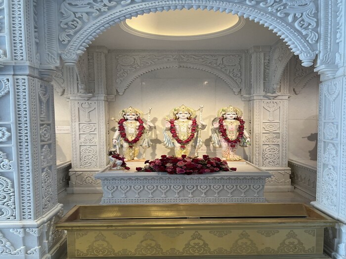 दुबईच्या मंदिरात श्रीराम, सीता, लक्ष्मण यांची सुंदर मूर्ती आहे. या मूर्तीला लाल रंगाच्या फुलांचा हार घालण्यात आला आहे. मूर्तीच्या एका बाजूला हनुमान श्रीराम-लक्ष्मण आणि सीता यांना प्रणाम करताना दिसत आहेत. (फोटो- twitter.com/sameersharmaa)
