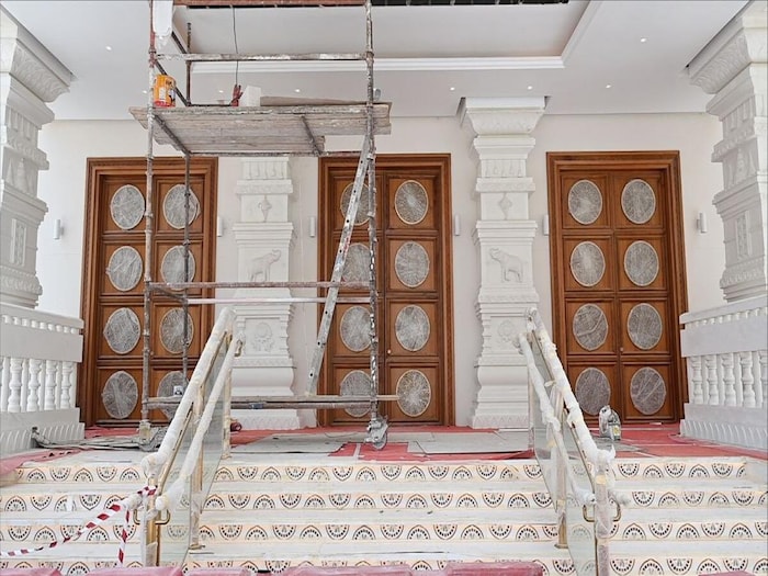 दुबईचं हे मंदिर सकाळी साडेसहा वाजता उघडतं आणि रात्री साडेआठ पर्यंत दर्शनासाठी खुलं असतं. ऑक्टोबर महिन्याच्या अखेरपर्यंतची बहुतेक बुकिंग आधीच झाली आहेत. ऑक्टोबर महिन्यापर्यंतच बुकिंग करून मंदिरात प्रवेश दिला जाईल. ऑक्टोबरनंतर भक्तांना मंदिर उघडल्यानंतर कधीही दर्शनाचा लाभ घेता येणार आहे. (फोटो- twitter.com/HSajwanization)