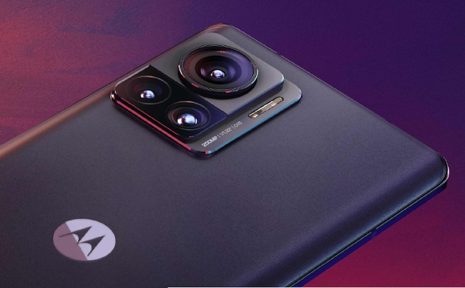 Motorola Edge 30 Ultra लॉन्च झाला आहे. मोटोरोलाचा हा फोन 200 मेगापिक्सेल कॅमेरा असलेला जगातील पहिला फोन आहे. कंपनीनं या फोनची सुरुवातीची किंमत 54,999 रुपये ठेवली आहे, परंतु ही ऑफर मर्यादित काळासाठी उपलब्ध आहे. या फोनची विक्री 22 सप्टेंबर रोजी होणार आहे. या फोनची सर्वात महत्त्वाची गोष्ट म्हणजे या स्मार्टफोनमध्ये क्वालकॉम स्नॅपड्रॅगन 8+ Gen 1 चिपसेट तसेच 125W फास्ट चार्जिंग उपलब्ध आहे.