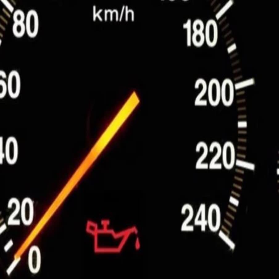 7. हा लाईट आयकॉन इंजिनमधील इंधनाच्या दबावाच्या नुकसानाचे संकेत देतो. अशा परिस्थितीत जास्त वेळ गाडी चालवणे टाळा आणि शक्य असल्यास लवकरात लवकर मेकॅनिकला दाखवा.