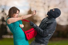 Women Safety Tools: घराबाहेर पडणाऱ्या महिलांकडे असायलाच हवेत हे सेफ्टी टूल्स