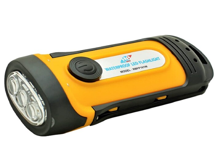 तुमच्याकडे फ्लॅशलाइट नसल्यास तुम्ही त्याऐवजी डायनॅमो टॉर्च ठेवू शकता. त्याचं वैशिष्ट्य म्हणजे तो हँड पावरनं काम करतो. ती आकारानं अगदी लहान आहे, जेणेकरून ती खिशातही ठेवता येईल.