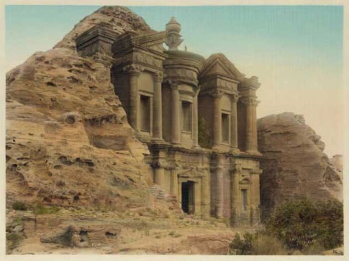 पेट्रा, जगातील सुंदर शहर: हे जगातील सर्वात सुंदर शहरांपैकी एक मानले जाते. हे जॉर्डनजवळ स्थित एक अतिशय जुने शहर होते, जे 363 बीसीमध्ये झालेल्या भीषण भूकंपात नष्ट झाले होते. इथून लोक स्थलांतर करत राहिले. यानंतर 1812 मध्ये स्विस एक्सप्लोररने त्याचा पुन्हा शोध लावला.