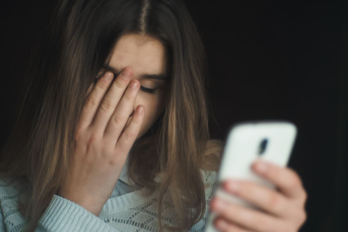 सोशल मीडियाचा अतिरेक मानसिक आरोग्यासाठी 'स्लो पॉयझन', संशोधनात मोठा खुलासा