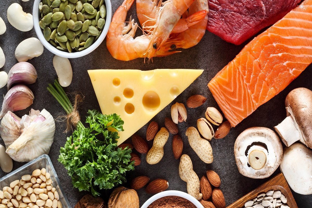 केसगळतीमुळे त्रस्त असाल तर या गोष्टी आहारात घ्या, परिणाम लगेच दिसून येईल