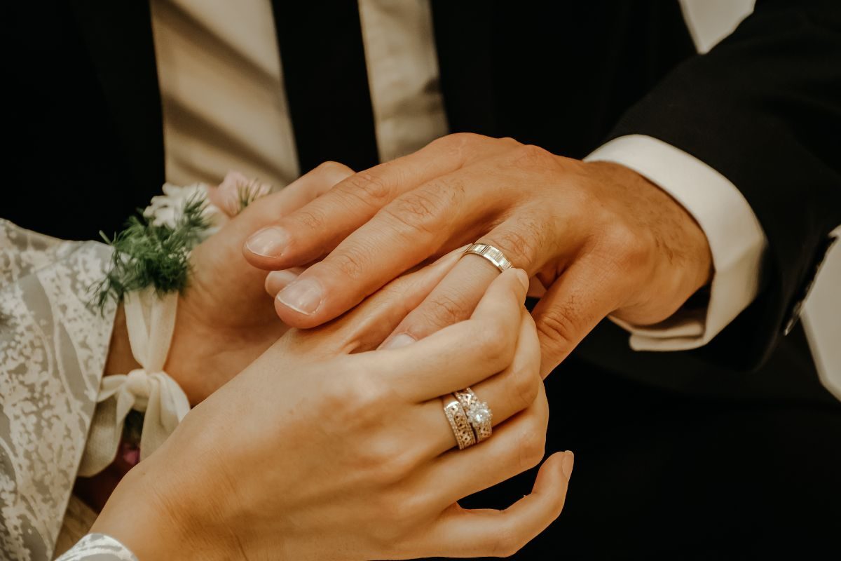 लग्न-साखरपुड्याची अंगठी अनामिका बोटातच का घातली जाते? हे आहे कारण