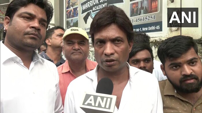 अंत्ययात्रेत मोठ्या संख्येने लोक आले असल्याने पोलिसांचा बंदोबस्त तैनात करण्यात आला आहे.