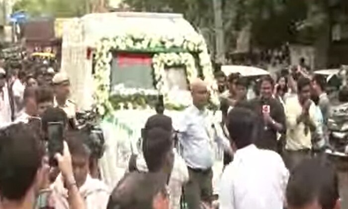 राजू श्रीवास्तव यांचे खास मित्र सुनील पाल आणि एहसान कुरेशीही काही वेळापूर्वी द्वारका येथील घरी पोहोचले होते. 