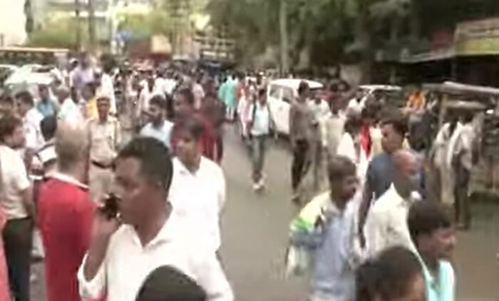 राजू श्रीवास्तव यांच्या अखेरच्या प्रवासाला सुरुवात झाली आहे. मोठ्या संख्येने त्यांचे चाहते त्यांच्या अखेरच्या प्रवासात सहभागी होत आहेत.