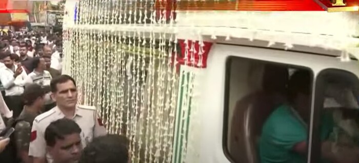  राजू श्रीवास्तव यांच्या अंत्ययात्रेत त्यांचे मित्र आणि चाहत्यांना अश्रू अनावर झाले आहेत. 