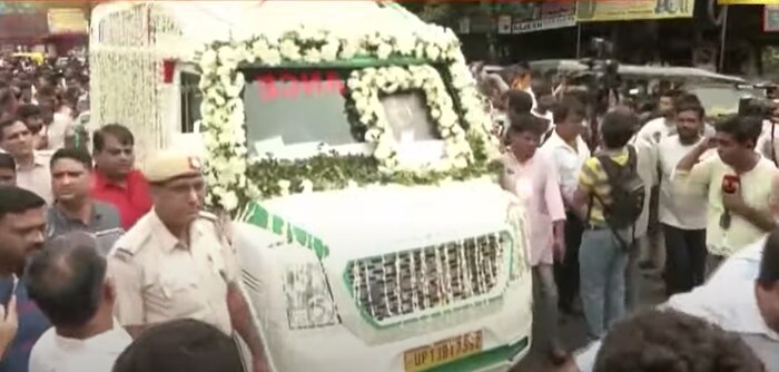 राजू श्रीवास्तव आता थोड्याच वेळात पंचतत्वात विलीन होणार आहेत. राजू श्रीवास्तव यांच्या अखेरच्या प्रवासात सहभागी होण्यासाठी त्यांचे मित्र, नातेवाईक आणि चाहते पोहोचले आहेत.