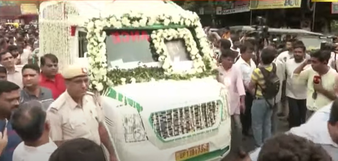 राजू श्रीवास्तव आता थोड्याच वेळात पंचतत्वात विलीन होणार आहेत. राजू श्रीवास्तव यांच्या अखेरच्या प्रवासात सहभागी होण्यासाठी त्यांचे मित्र, नातेवाईक आणि चाहते पोहोचले आहेत.