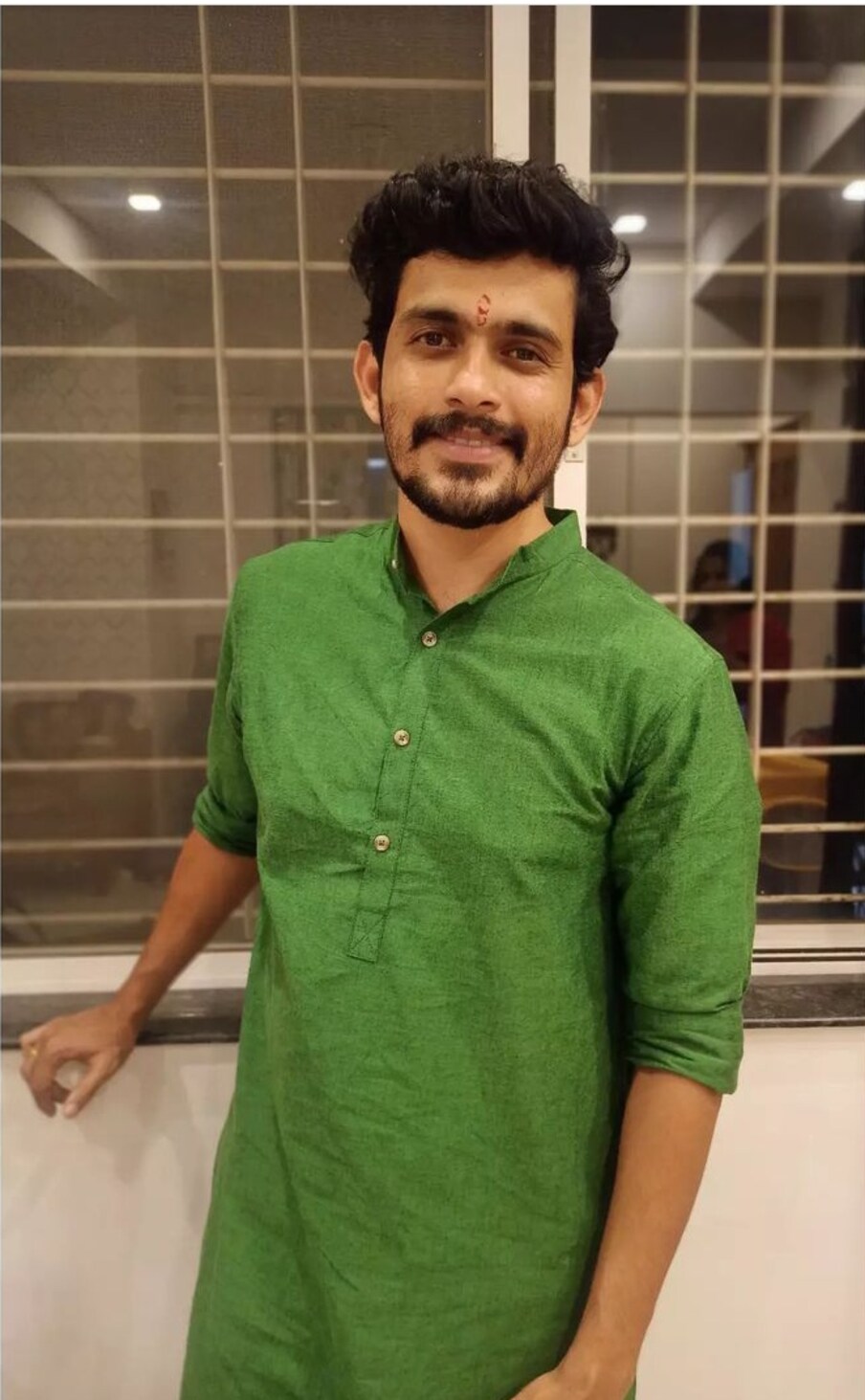 राजश्री मराठीने नुकतंच आपल्या इन्स्टाग्राम अकाउंटवर एक पोस्ट शेअर केली आहे. त्यामध्ये एका अभिनेत्याचा पाठमोरा स्केच शेअर केला आहे. आणि बिग बॉसमध्ये सहभागी होणारा हा अभिनेता कोण ओळखण्यास सांगितलं आहे. 