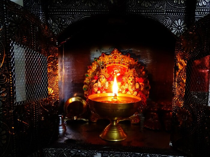3. पूजेच्या ठिकाणी शिळी फुले, फळे किंवा इतर पूजा साहित्य ठेवू नका. ते दररोज स्वच्छ केले पाहिजे, अन्यथा वास्तुदोष निर्माण होतात. देवी आणि देवताचे चित्रही समोरासमोर लावू नये. हे देखील वास्तुदोषाचे कारण बनते.